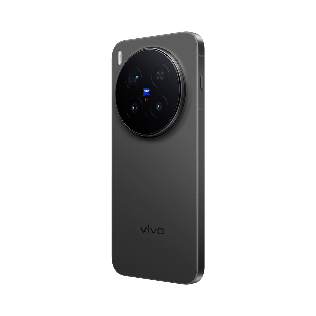 Beyaz bir arka plan üzerinde siyah bir akıllı telefon sergileniyor. Çoklu lensli geniş bir kamera modülüne ve vivo logosuna sahip.