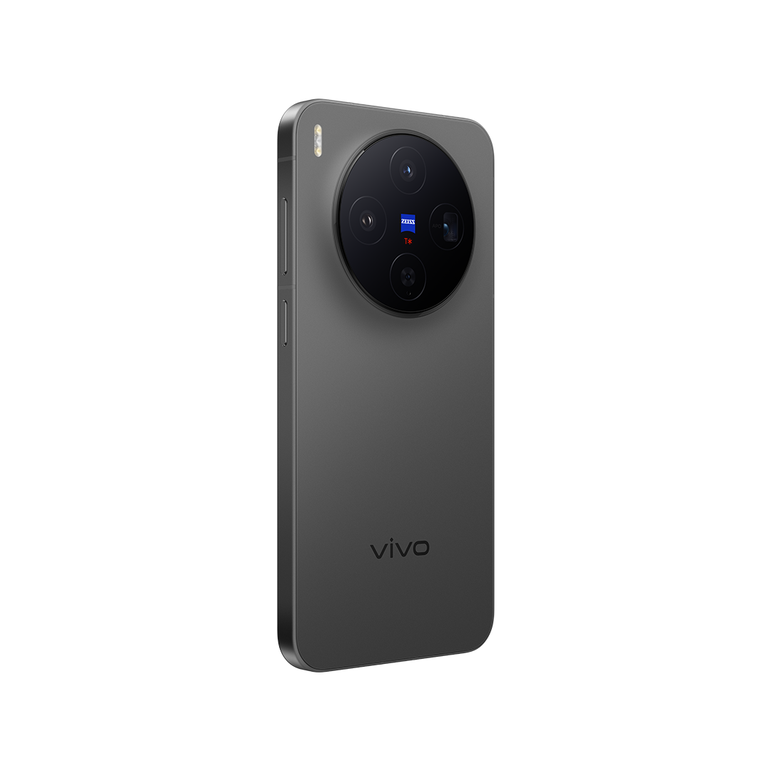 Koyu gri bir Vivo akıllı telefon. Zeiss markalı ve üç lensli büyük, dairesel bir kamera modülüne sahip. Telefon açılı duruyor.