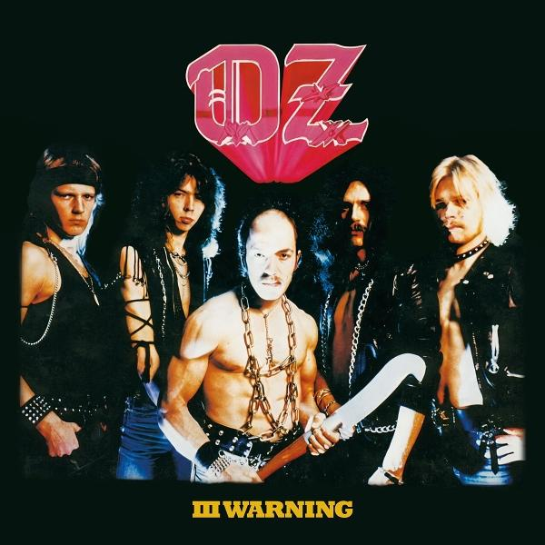 Bandmitglieder posieren, Mann ohne Hemd hält eine Waffe, mit rotem "OZ" Logo oben. Die Worte "III WARNING" stehen unten.