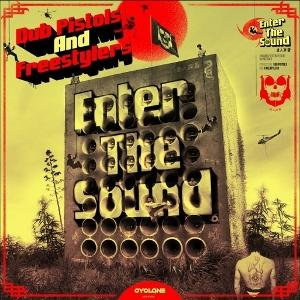 Poster: 'Dub Pistols And Freestylers,' 'Enter the Sound'. Große Struktur mit Löchern, Figuren, roter Sonne und Hubschrauber.