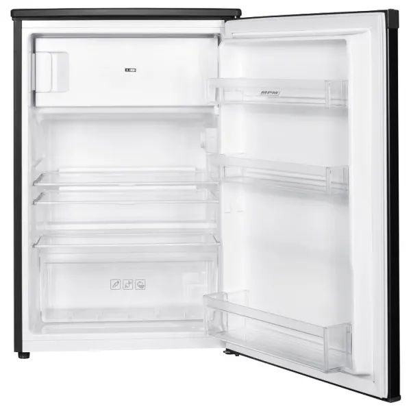 Otwarta lodówka. W środku półki, szuflada na warzywa i półki na drzwiach. Wnętrze białe, na zewnątrz czarne.