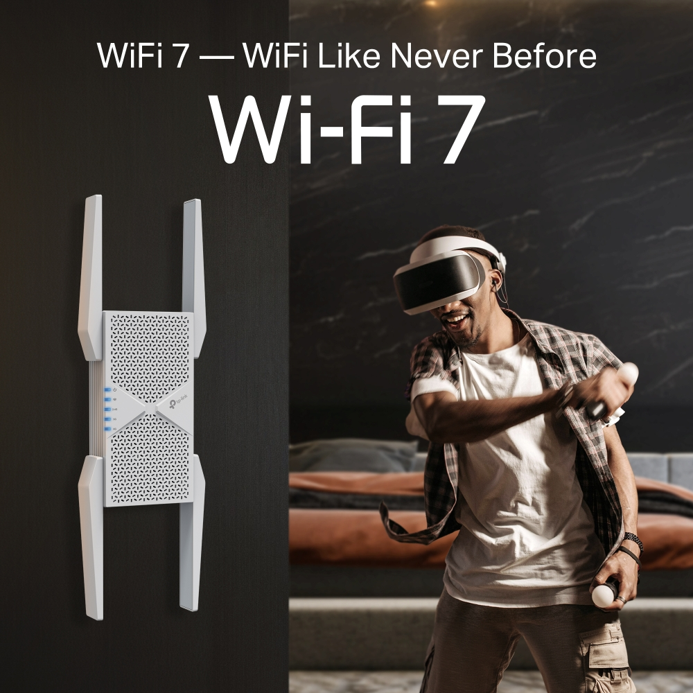 Routeur WiFi 7 à gauche, homme avec casque VR à droite. Il tient des manettes, semble jouer. Texte : 'WiFi 7'.