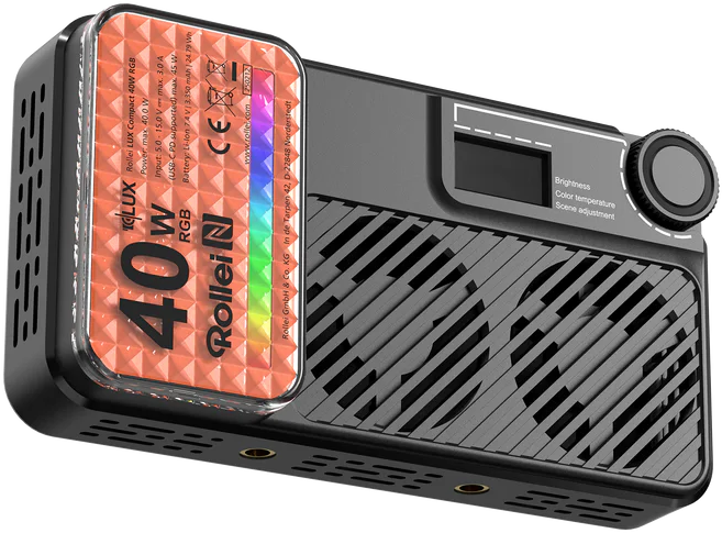 Une lumière Rollei Lux Compact 40W RGB. Elle dispose d'un affichage numérique, de boutons de réglage et d'une étiquette d'informations sur la batterie.
