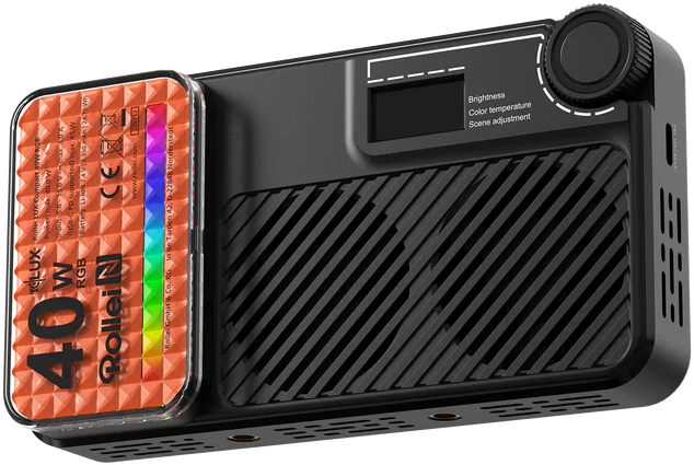 Une lumière LED noire et orange avec un bouton de contrôle et un écran. Il possède une étiquette avec des spécifications.