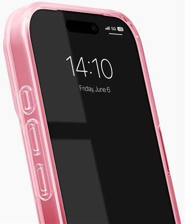Gros plan d'un téléphone rose avec un écran noir affichant l'heure et la date. Le téléphone est dans un étui rose.