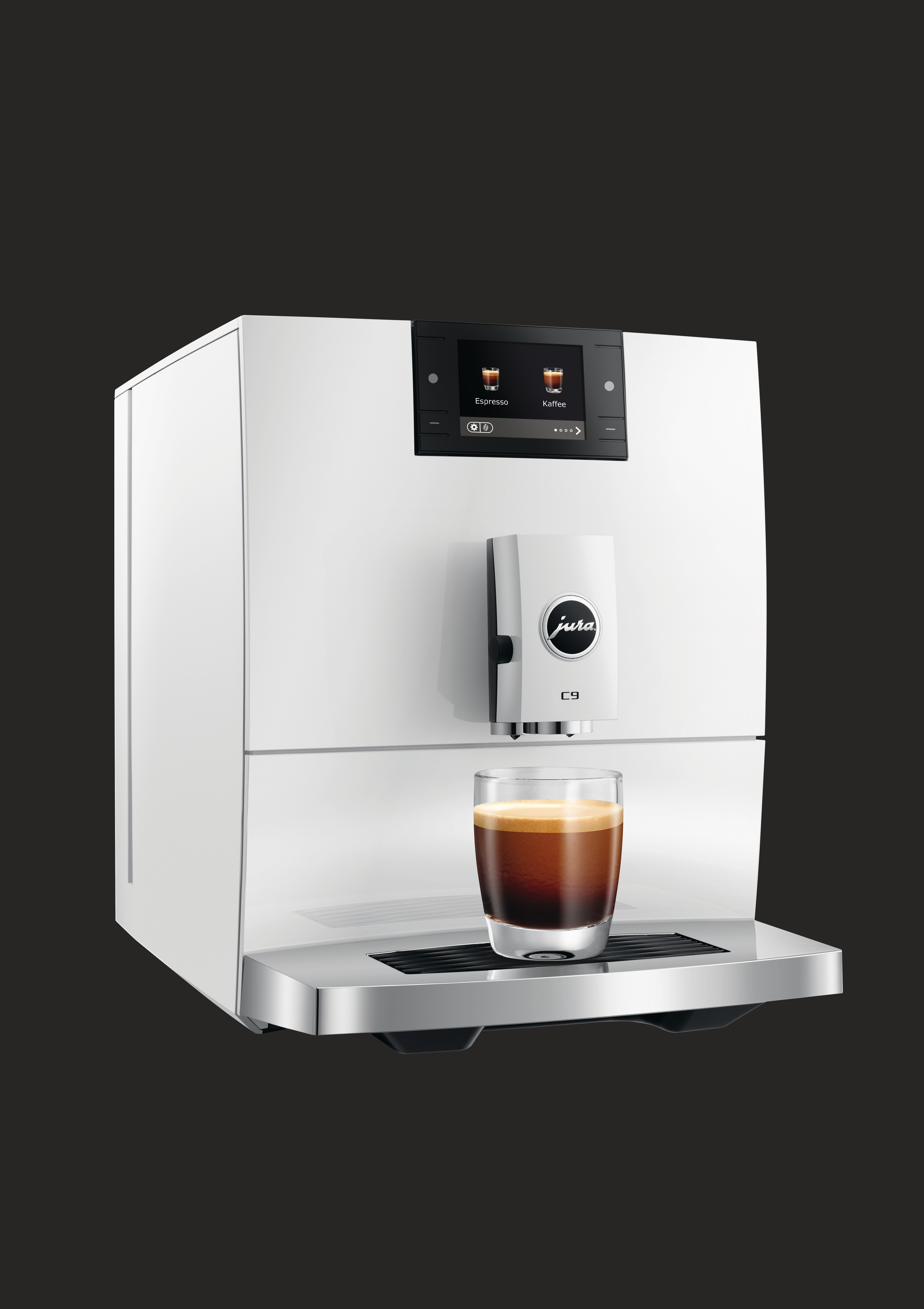 Weiße Jura-Kaffeemaschine mit einem Glas Espresso. Touchscreen zeigt Kaffeeoptionen. Schwarzer Hintergrund.
