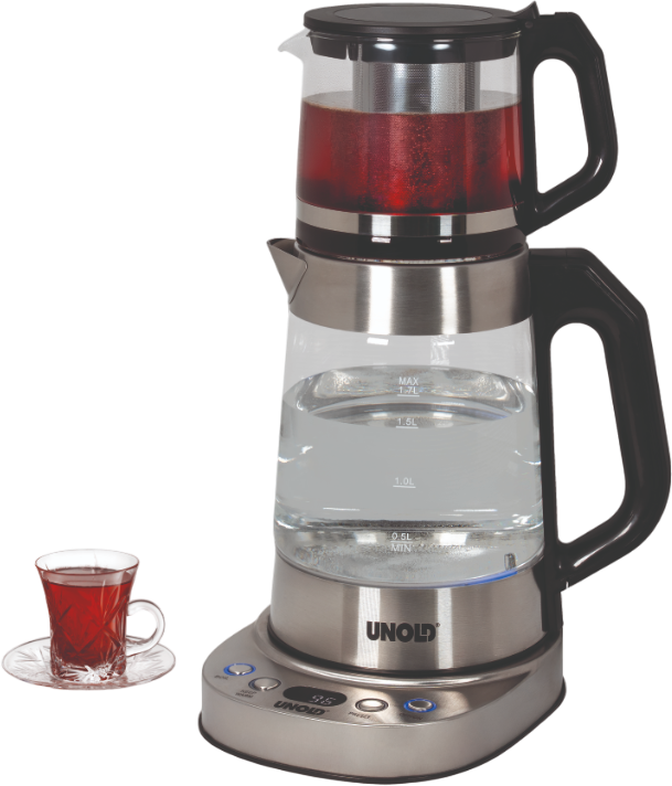 Gläserne Teekanne mit Tee und Wasser. Eine Tasse Tee links. Edelstahlbasis mit Bedienelementen. Schwarze Griffe und Deckel.