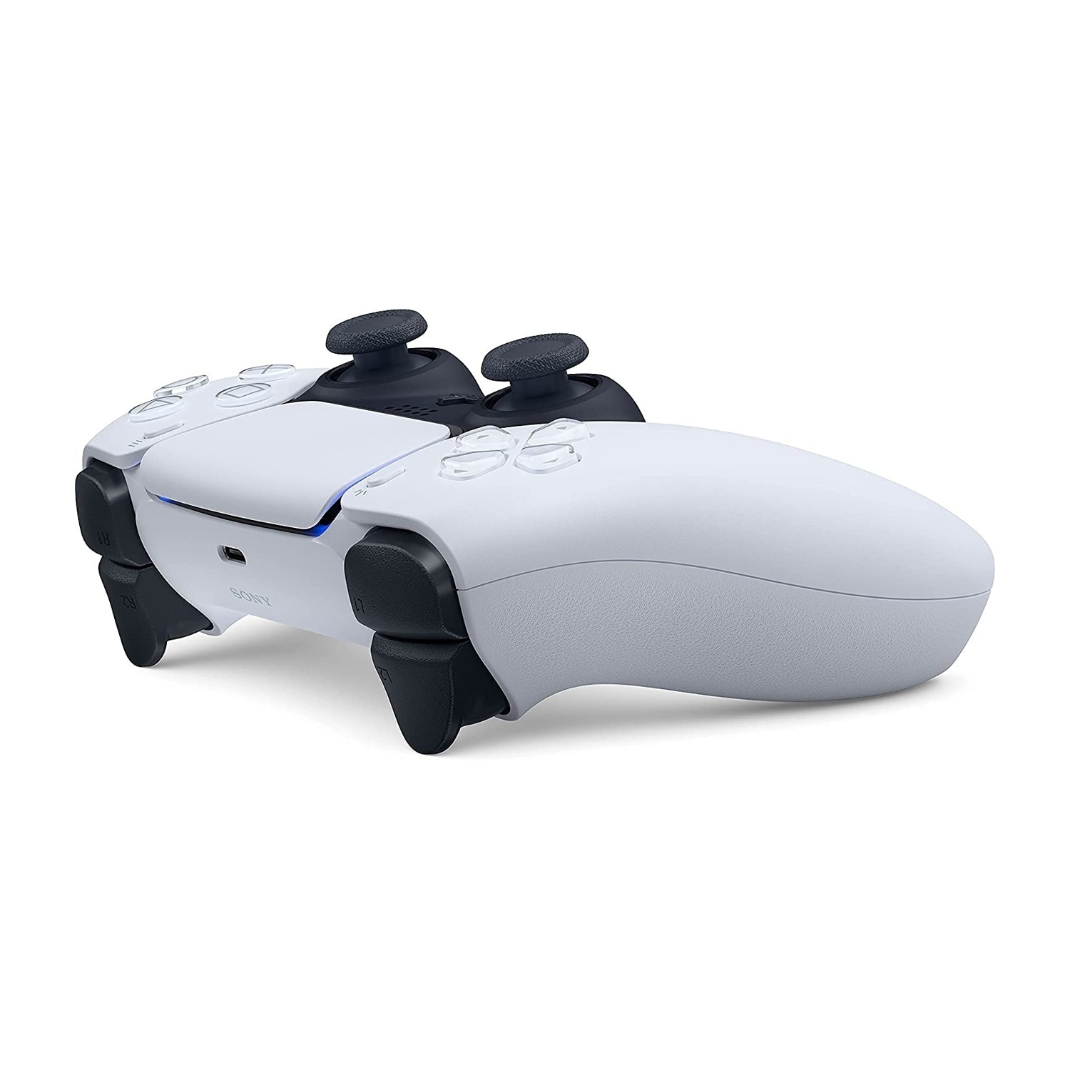 Un controller DualSense bianco e nero per PlayStation 5, leggermente angolato. Ha pulsanti, joystick e un design ergonomico.
