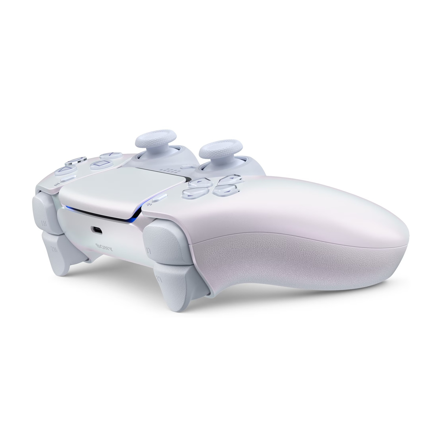 Un controller Playstation 5 bianco, angolato. Ha due levette, un touchpad centrale e diversi pulsanti. Il logo Sony è visibile.