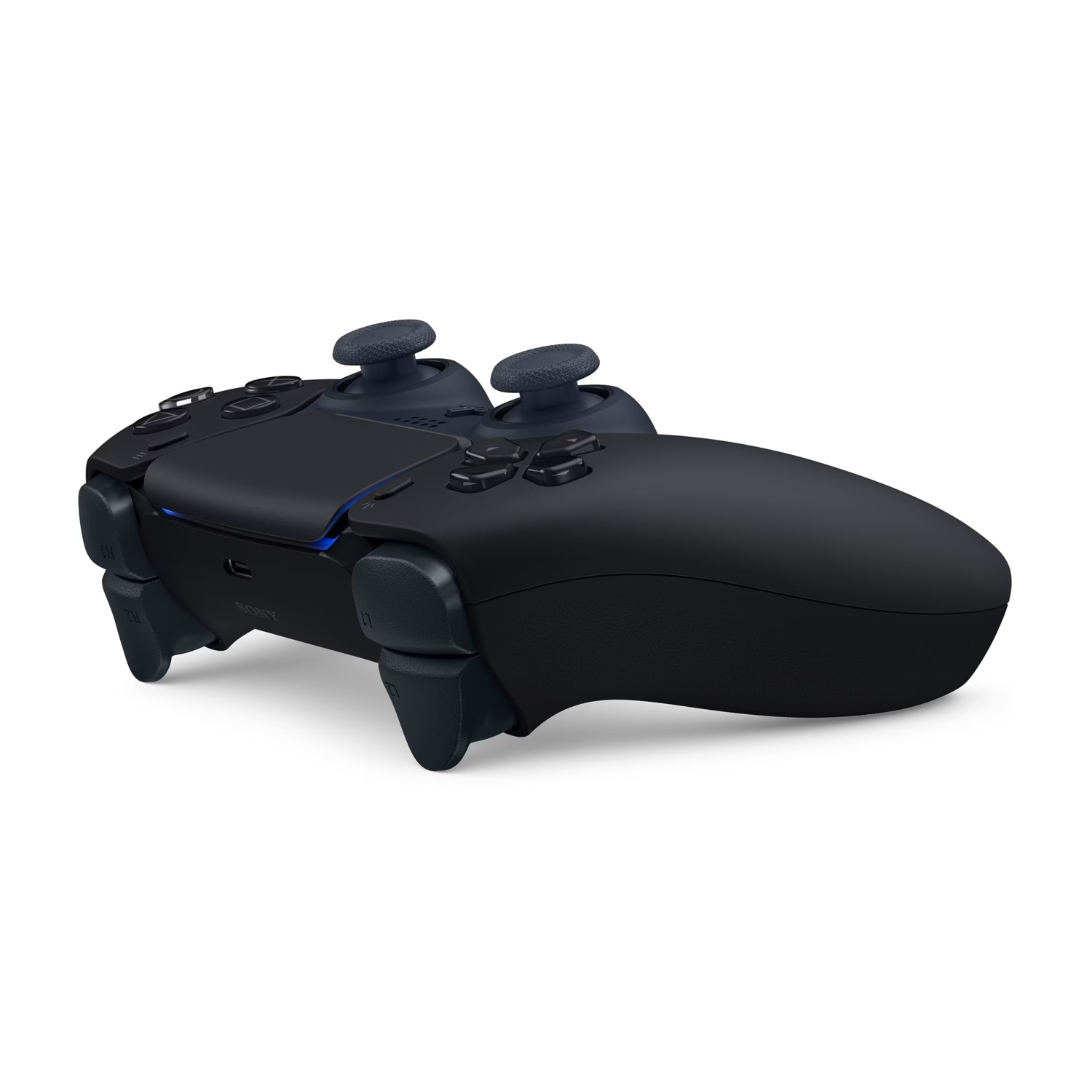Un controller DualSense nero di PlayStation 5 è su una superficie bianca. Ha due levette analogiche e diversi pulsanti.