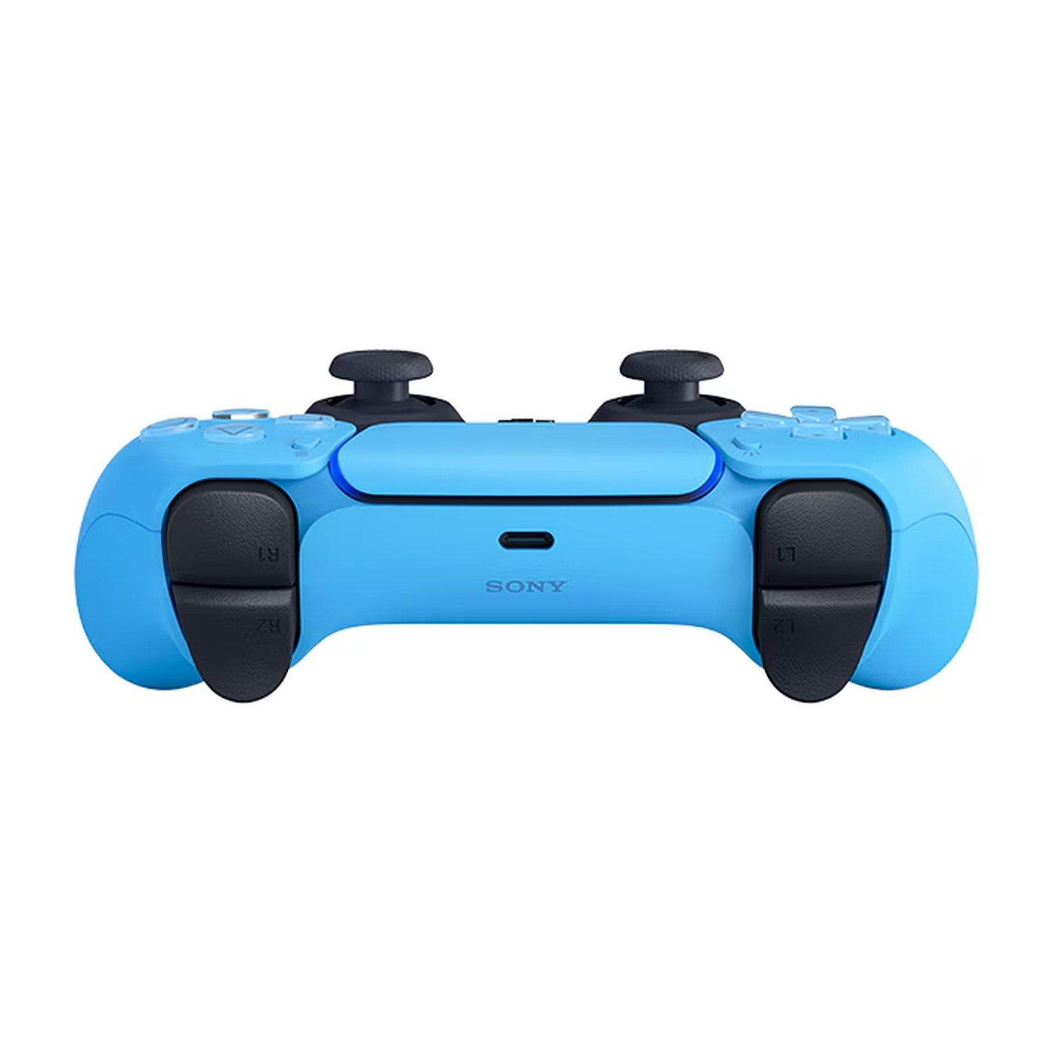 Un controller blu per PlayStation 5 è centrato. Ha joystick e pulsanti neri. La parola "SONY" è visibile.