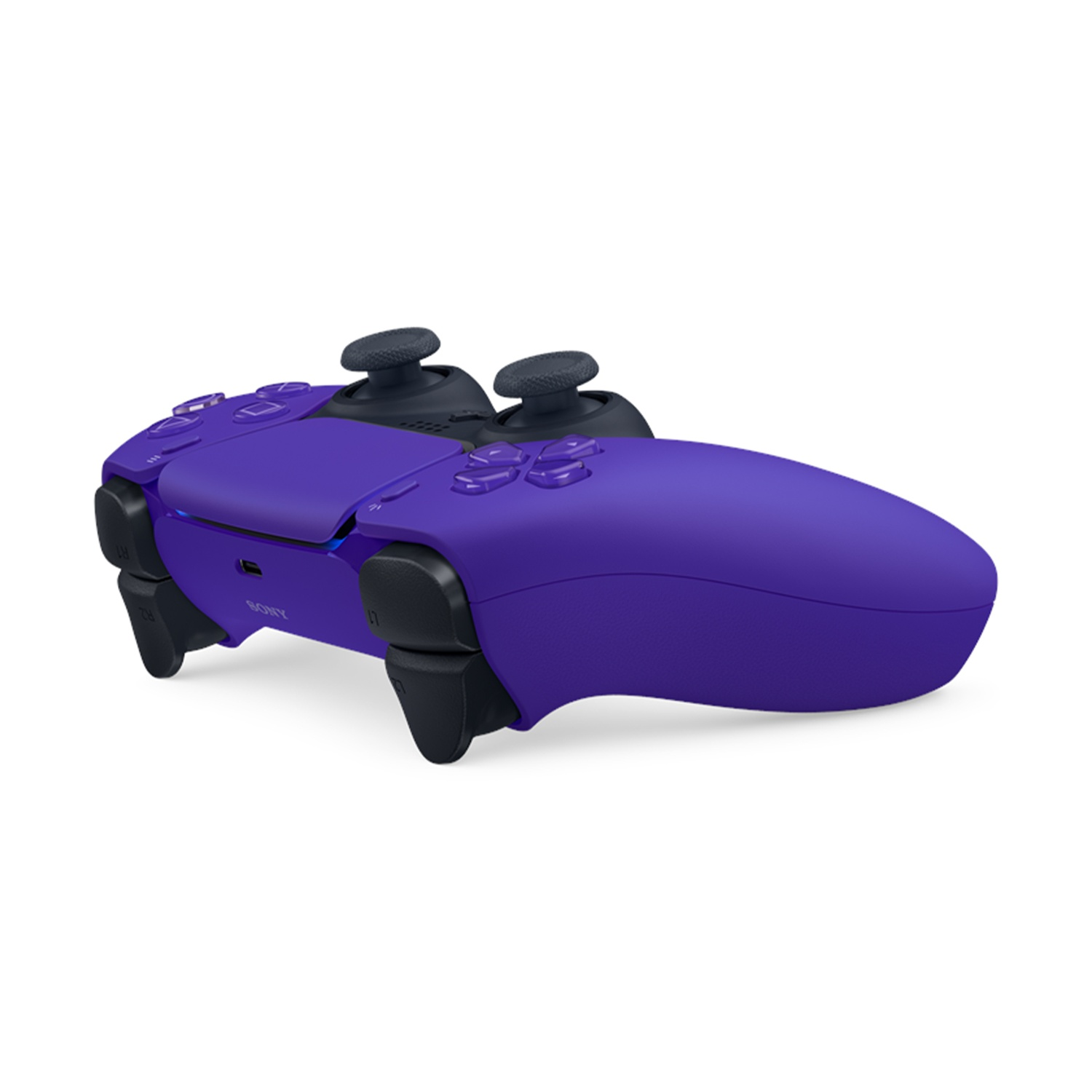 Un controller DualSense viola di PlayStation 5. Il controller è su sfondo bianco. I pulsanti e i joystick sono neri.