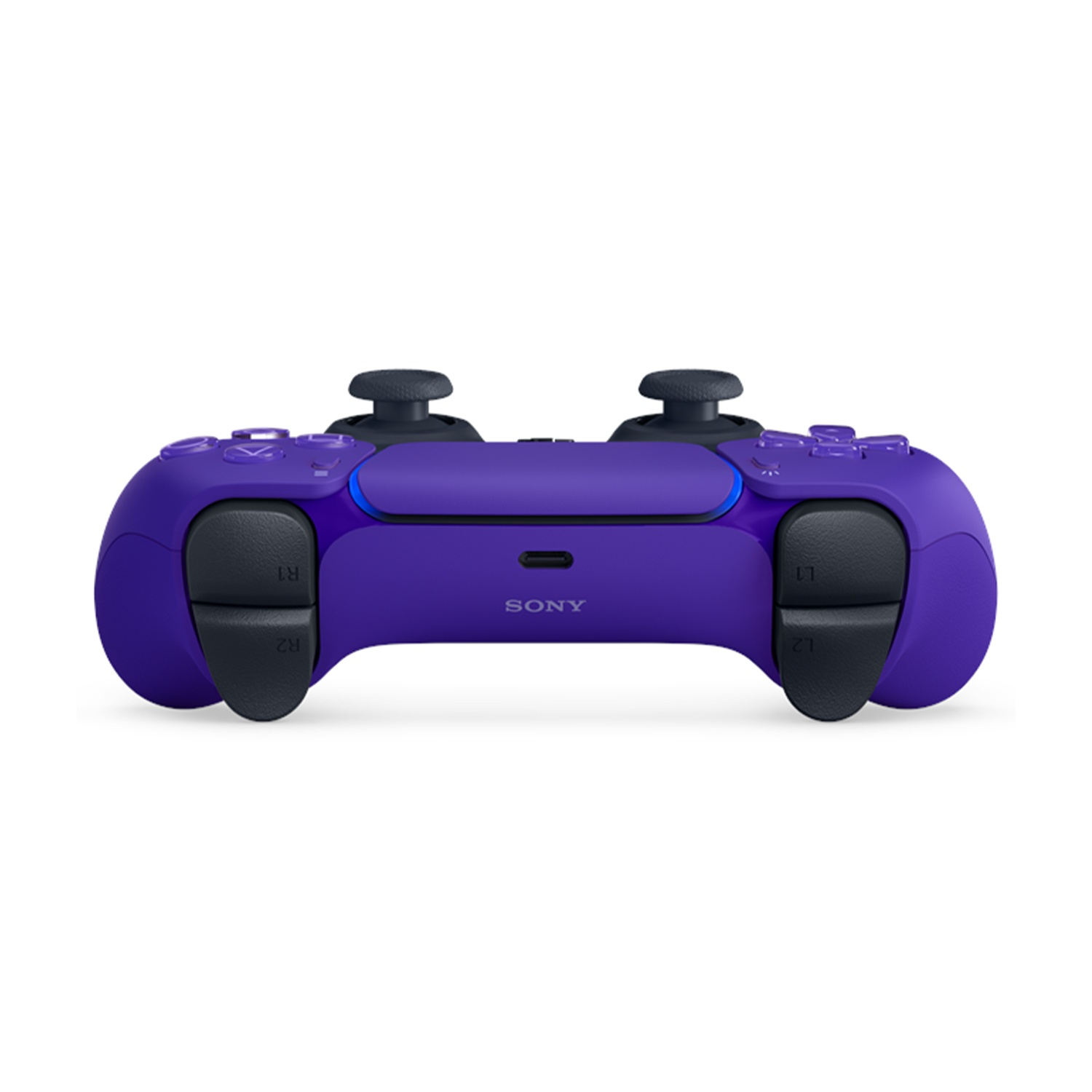 Un controller PlayStation 5 viola è centrato. Ha levette e pulsanti neri. Il logo Sony è visibile. Lo sfondo è bianco.