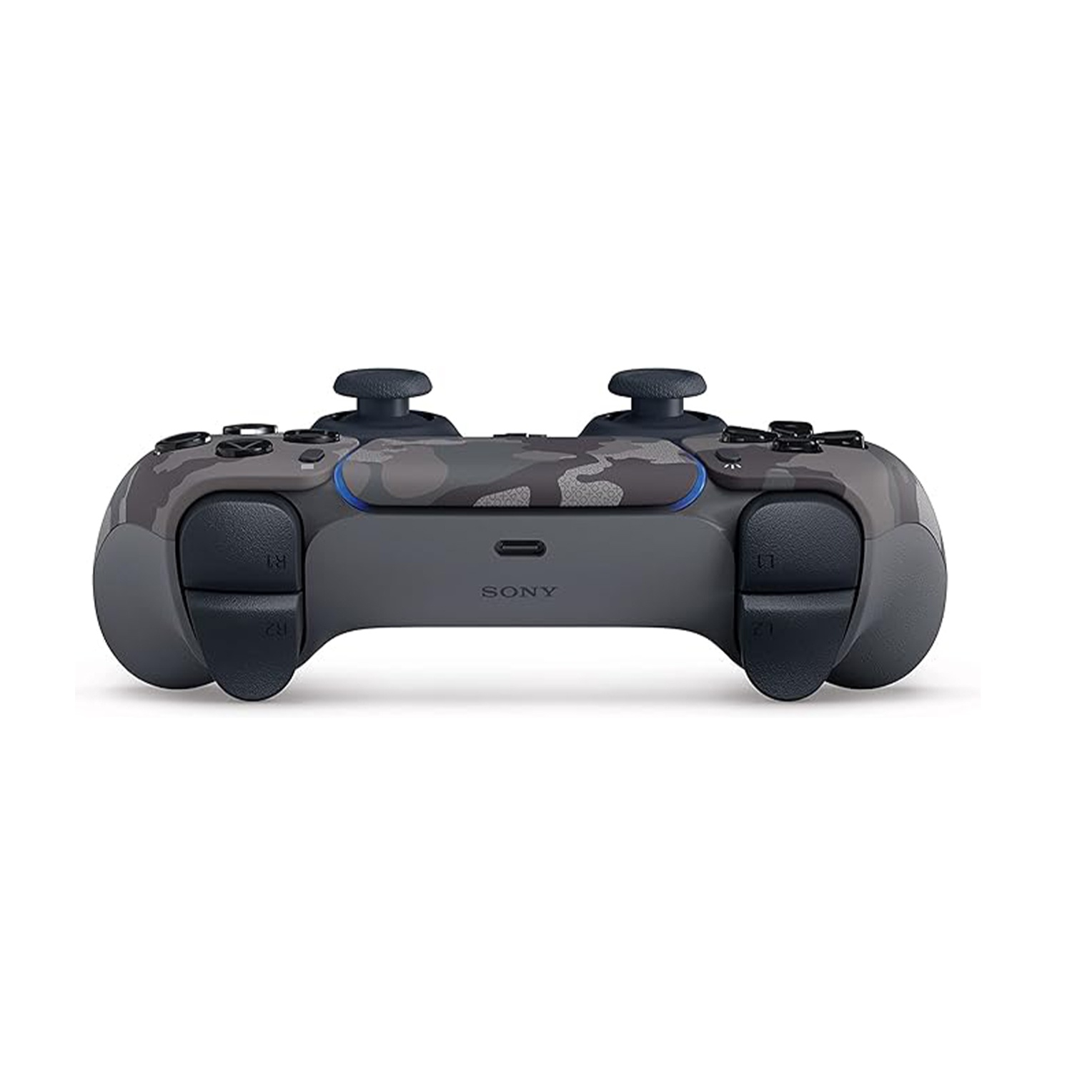 Un controller PlayStation 5 con motivo mimetico è centrato su uno sfondo bianco. Ha pulsanti grigi e joystick neri.