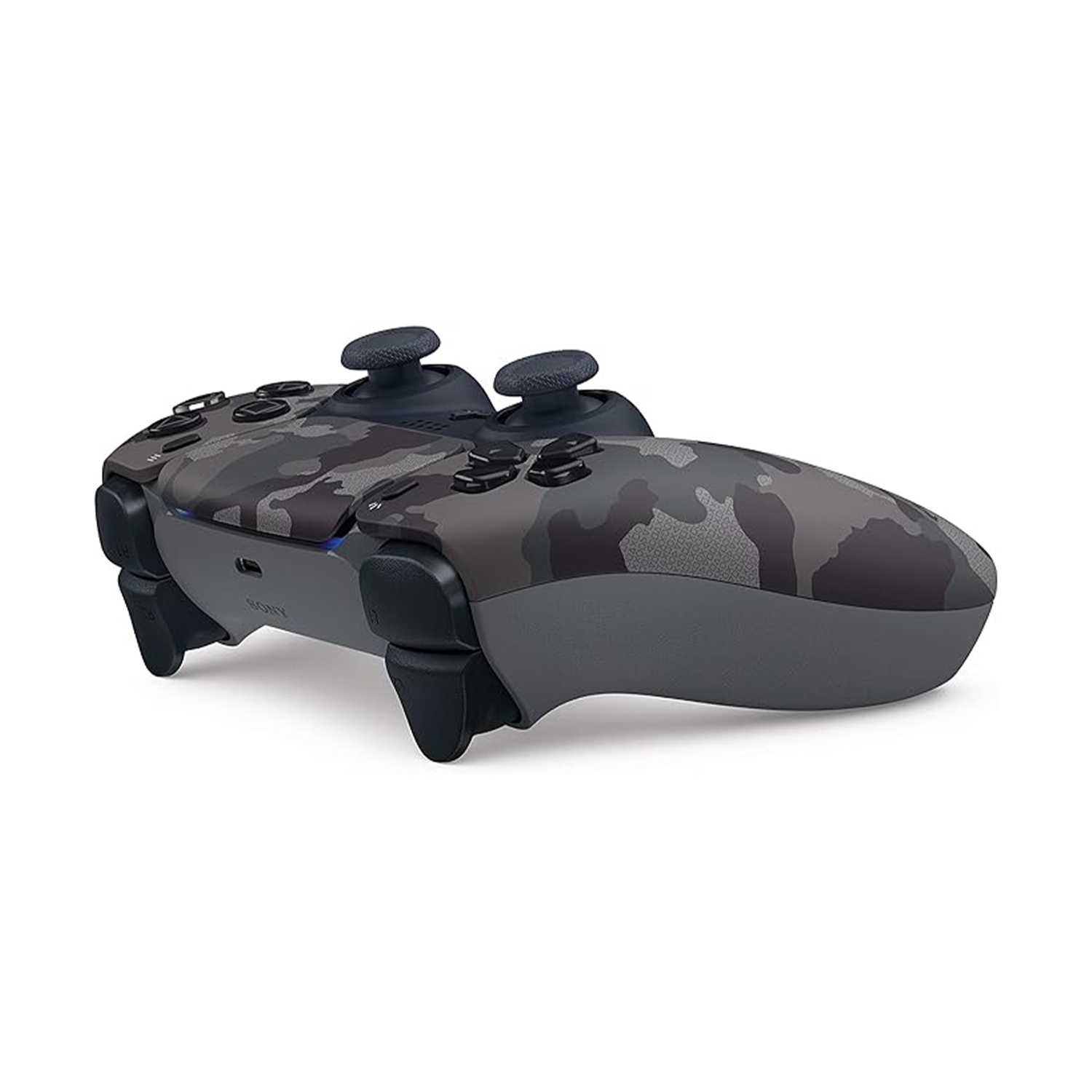Un controller PlayStation 5 con motivo mimetico, angolato a destra, poggia su una superficie bianca. Design mimetico grigio scuro e nero.