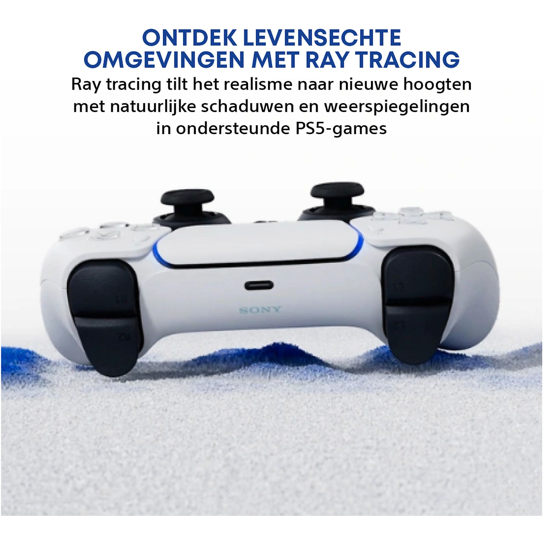 Une manette Playstation 5 blanche avec des boutons noirs, du texte en haut. La manette est sur une surface blanche.