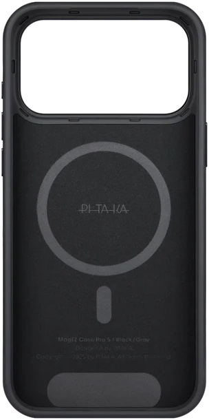 Fekete-szürke telefontok. Van rajta egy MagSafe gyűrű és egy téglalap alakú kivágás alul. Látható a PITAKA logó.