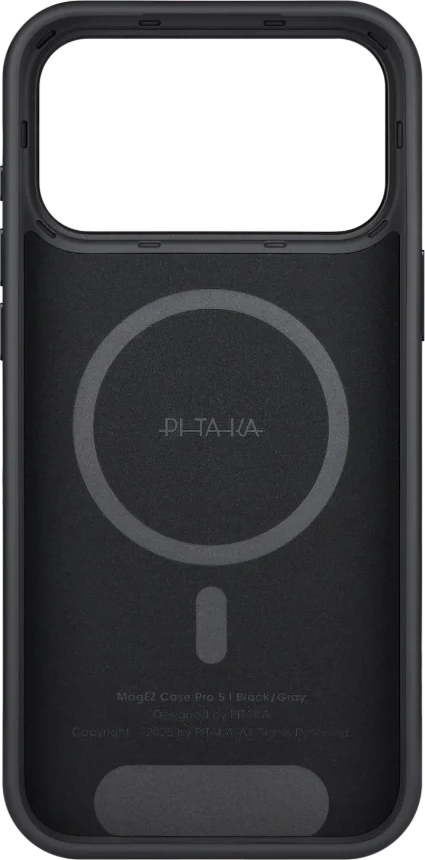 Fekete-szürke telefontok PITAKA logóval és szöveggel. Van egy mágneses köre és egy téglalap alakú kivágása.