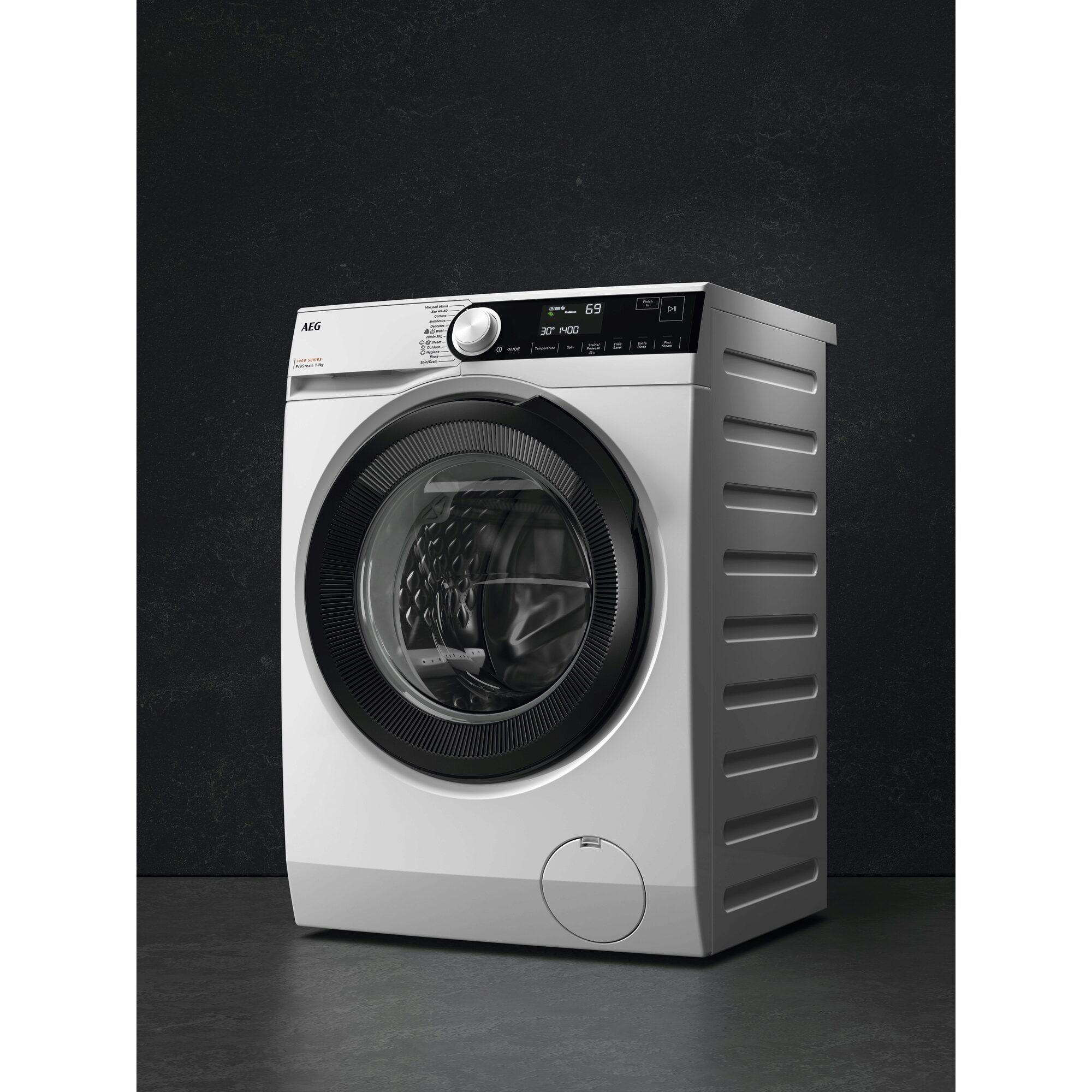 Eine weiße AEG-Waschmaschine mit schwarzer Tür. Sie hat eine Digitalanzeige und steht vor dunkler Wand.