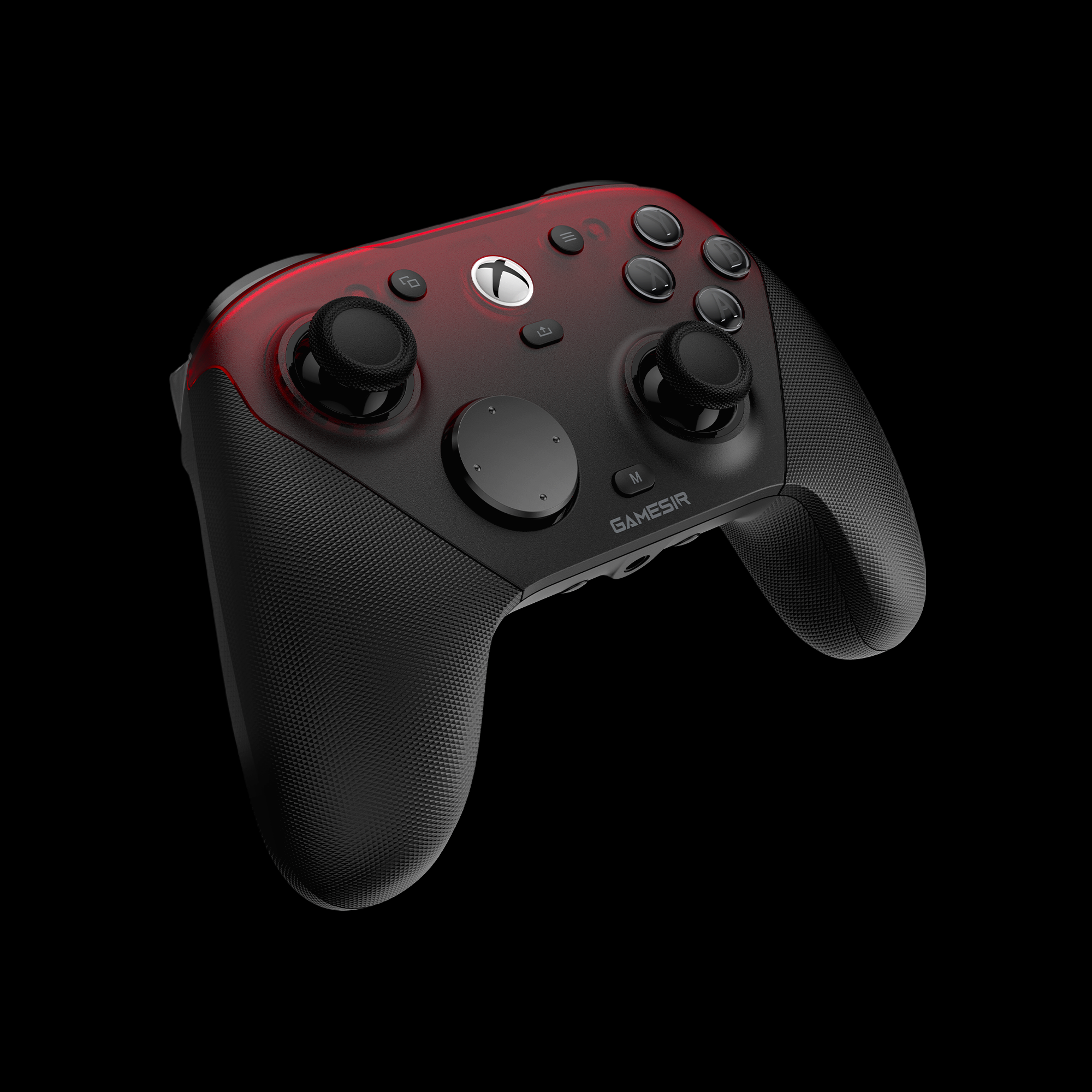 Schwarzes und rotes GameSir-Gamepad. Zu den Merkmalen gehören Tasten, Joysticks und ein Xbox-Logo. Vor schwarzem Hintergrund.