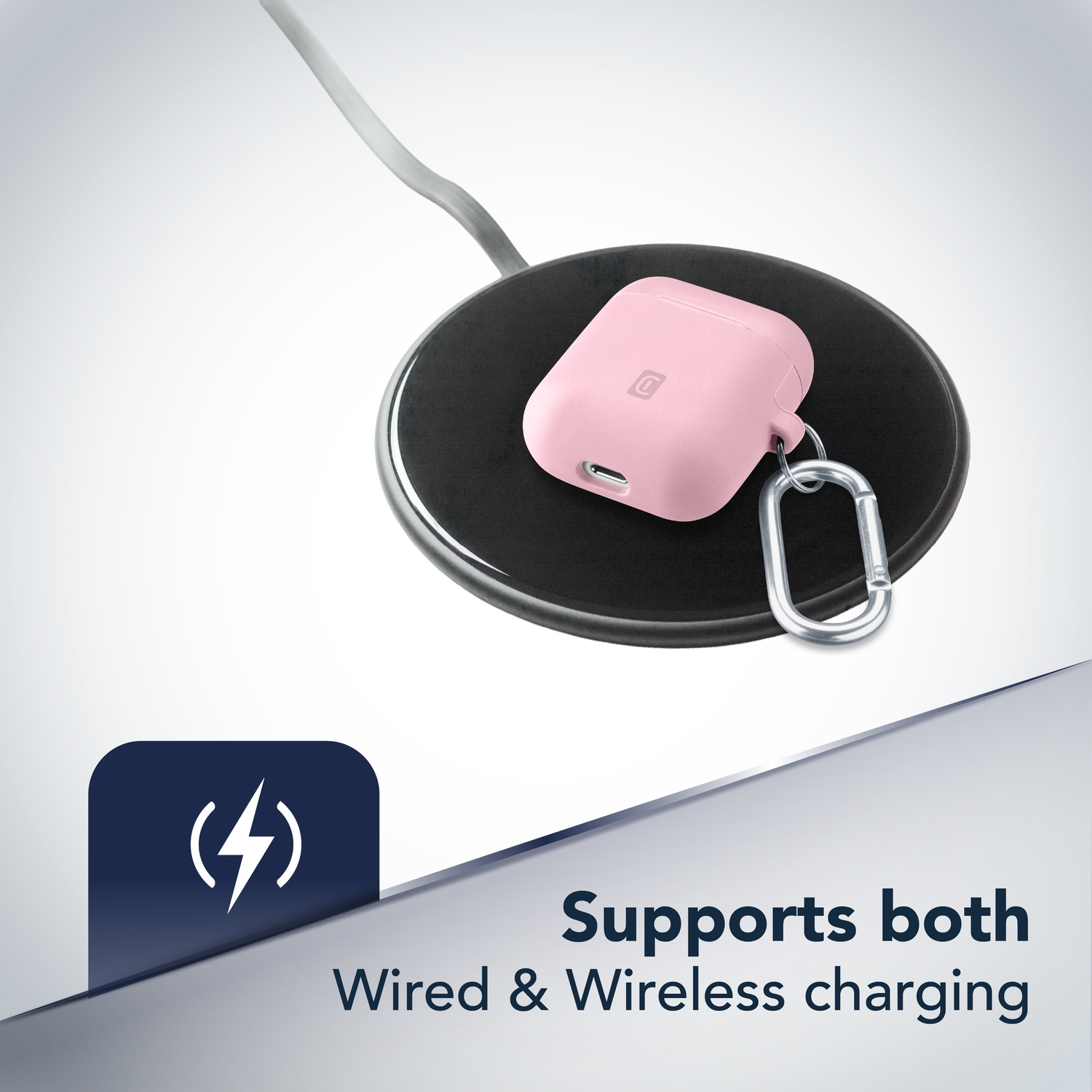 Custodia rosa per AirPods su un caricabatterie wireless nero. Moschettone argentato collegato. Testo: Supporta la ricarica cablata e wireless.