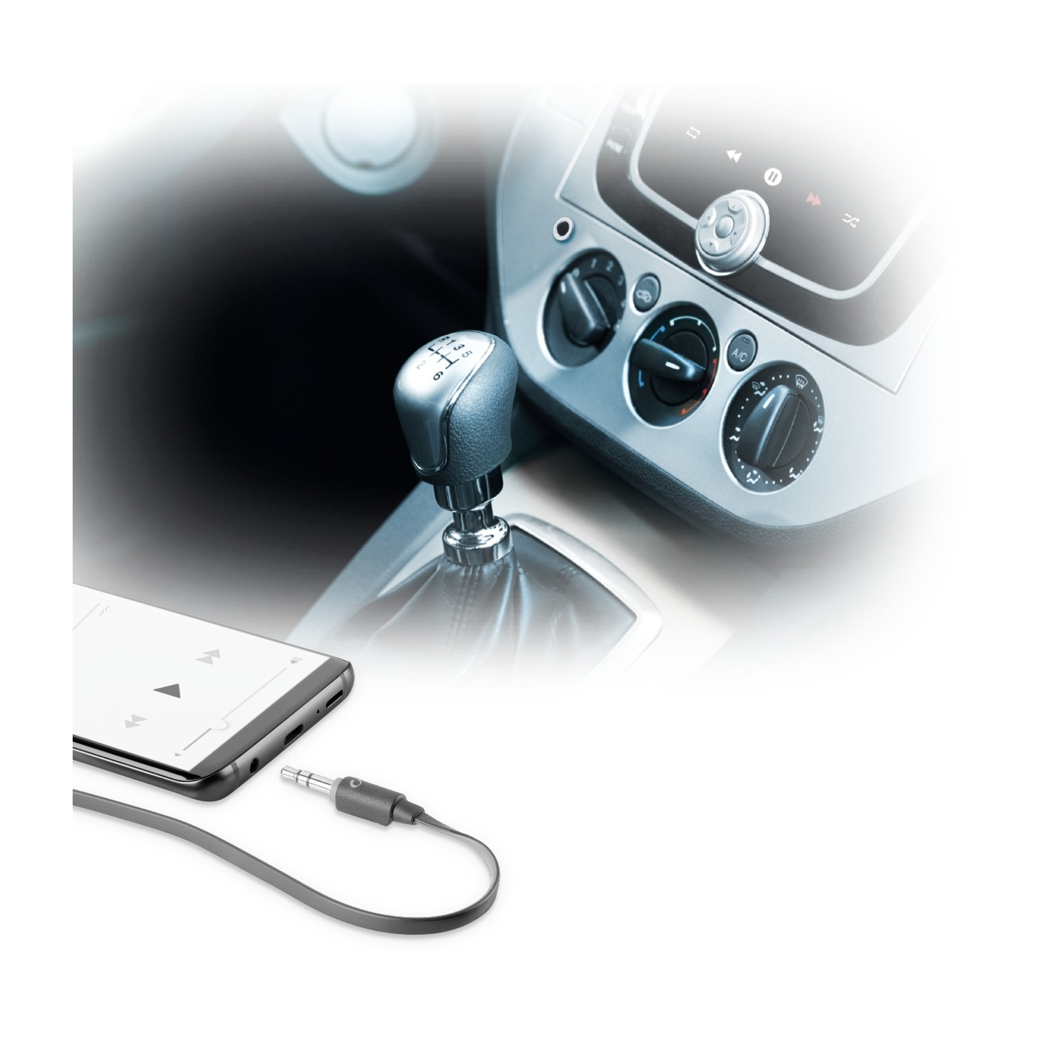 Interni auto con cambio, comandi del cruscotto e smartphone collegato tramite cavo audio. Scena luminosa e moderna.