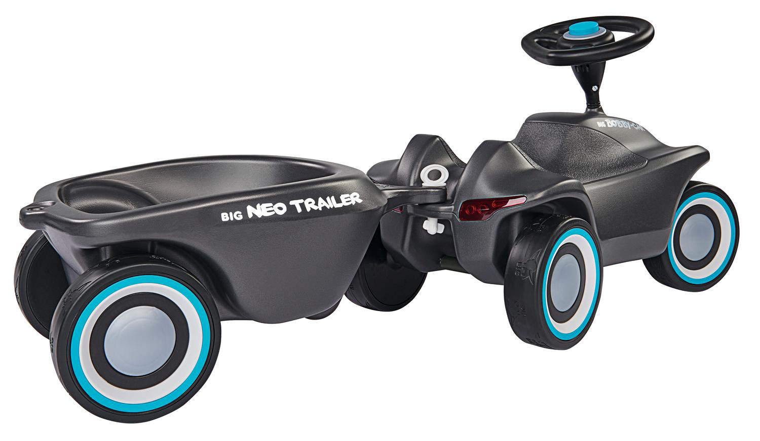 Ein schwarzes Spielzeugauto mit Anhänger. Es hat blaue, weiße und graue Akzente auf den Rädern. Der Anhänger sagt 'BIG NEO TRAILER'.