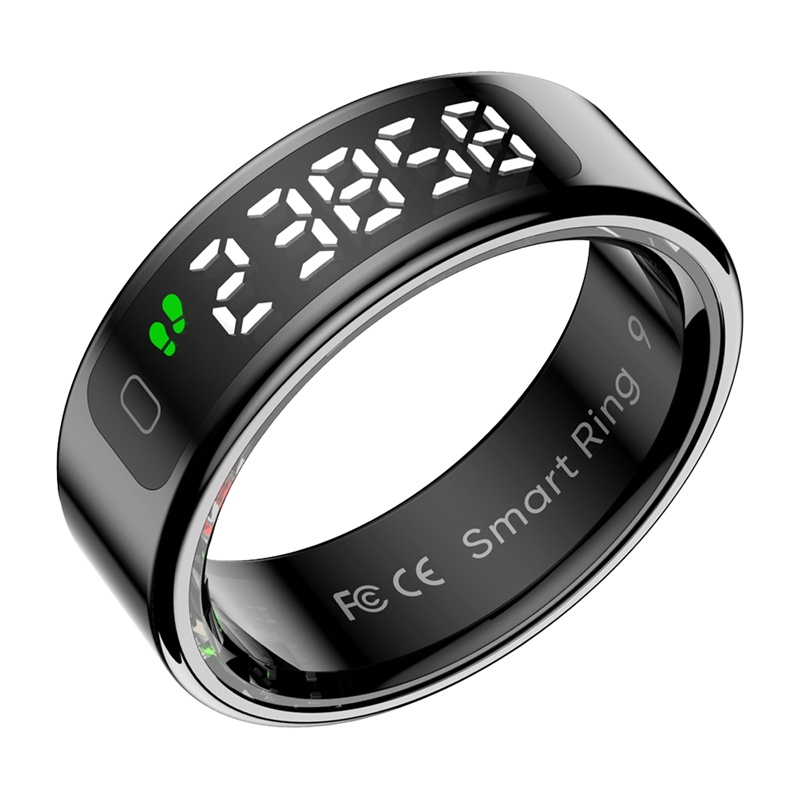 Egy fekete okosgyűrű digitális kijelzővel, amely számokat mutat. Ezüstszínű fém szegéllyel rendelkezik, és a Smart Ring szavak láthatók.
