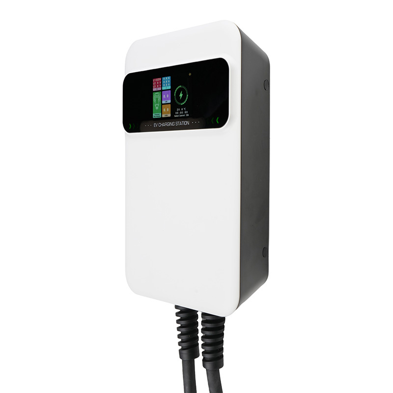 Fehér-fekete elektromosautó-töltőállomás, képernyővel, amely információkat jelenít meg, és két fekete töltőkábellel.