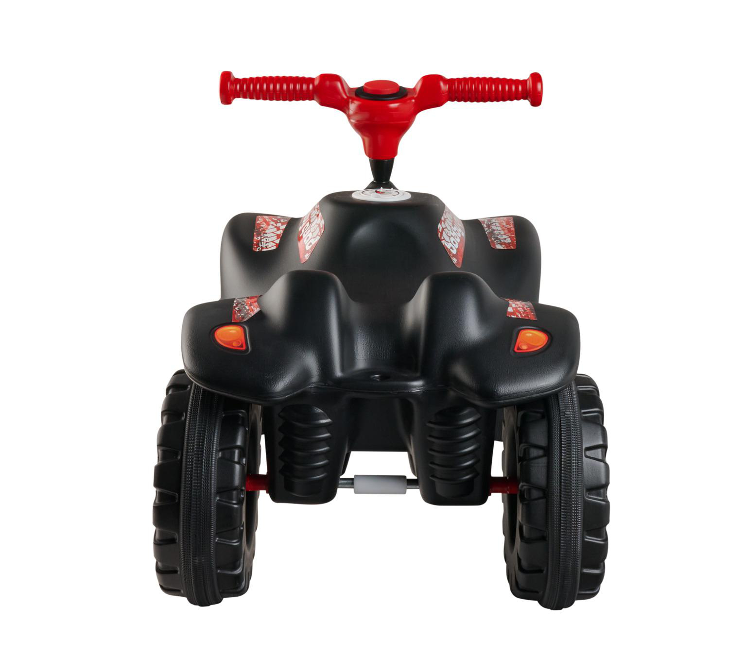 Ein schwarzes Spielzeug-ATV mit roten Lenkern. Es hat vier schwarze Reifen und orangefarbene Lichter. Der Hintergrund ist weiß.