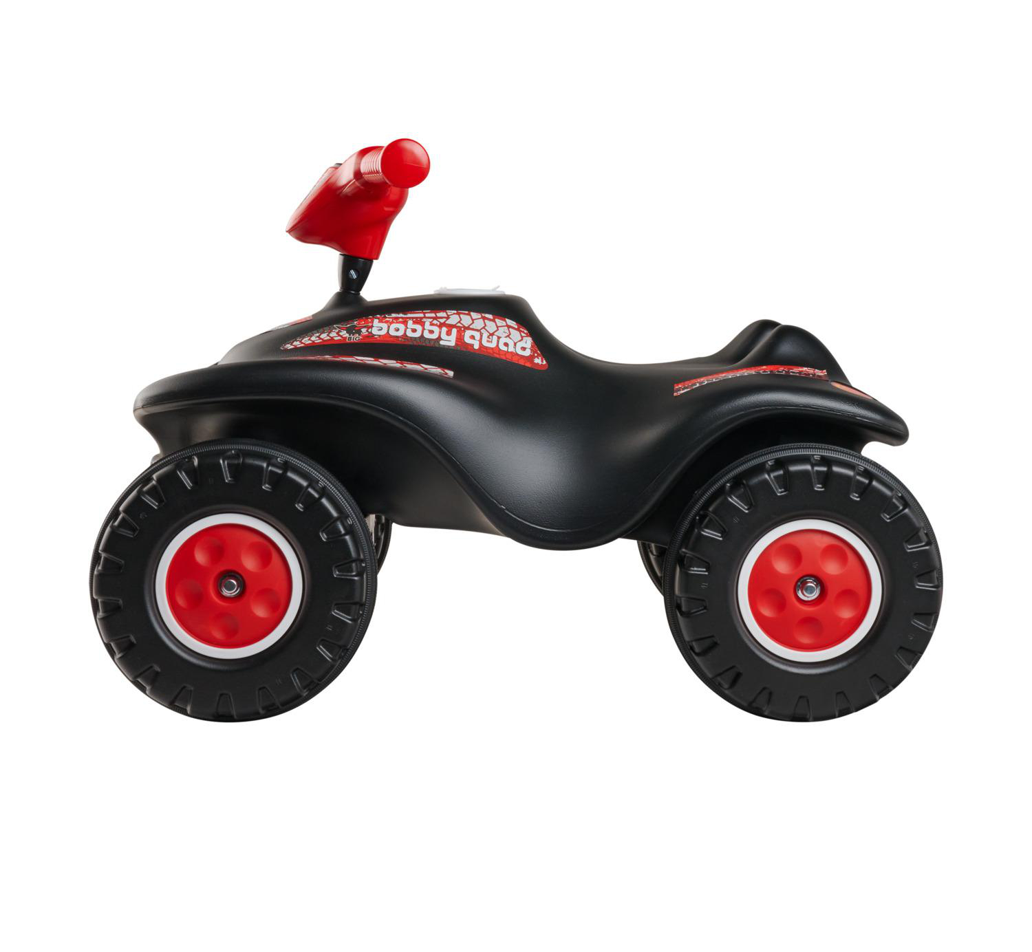 Ein schwarzes Spielzeug-ATV mit roten Akzenten. Verfügt über rote Räder und Lenker. Das ATV hat die Aufschrift "bobby quad".