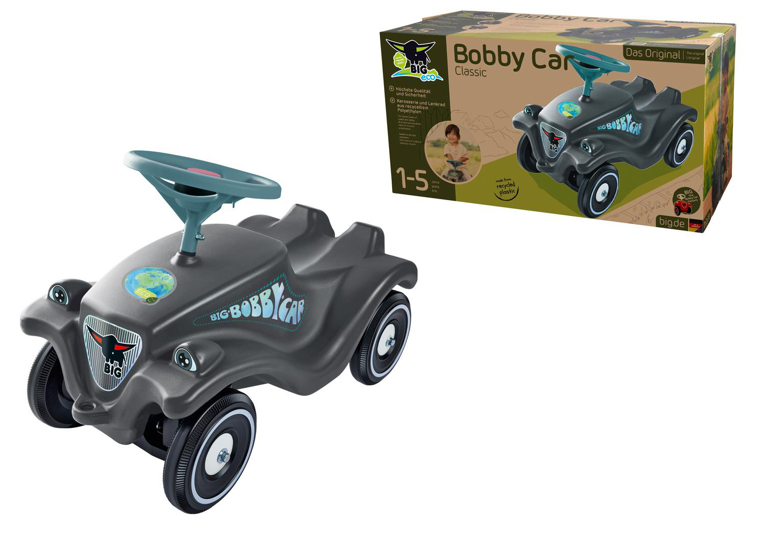 Graues Bobby Car Spielzeug mit grünem Lenkrad. Daneben die Verpackung mit gleichem Auto abgebildet.