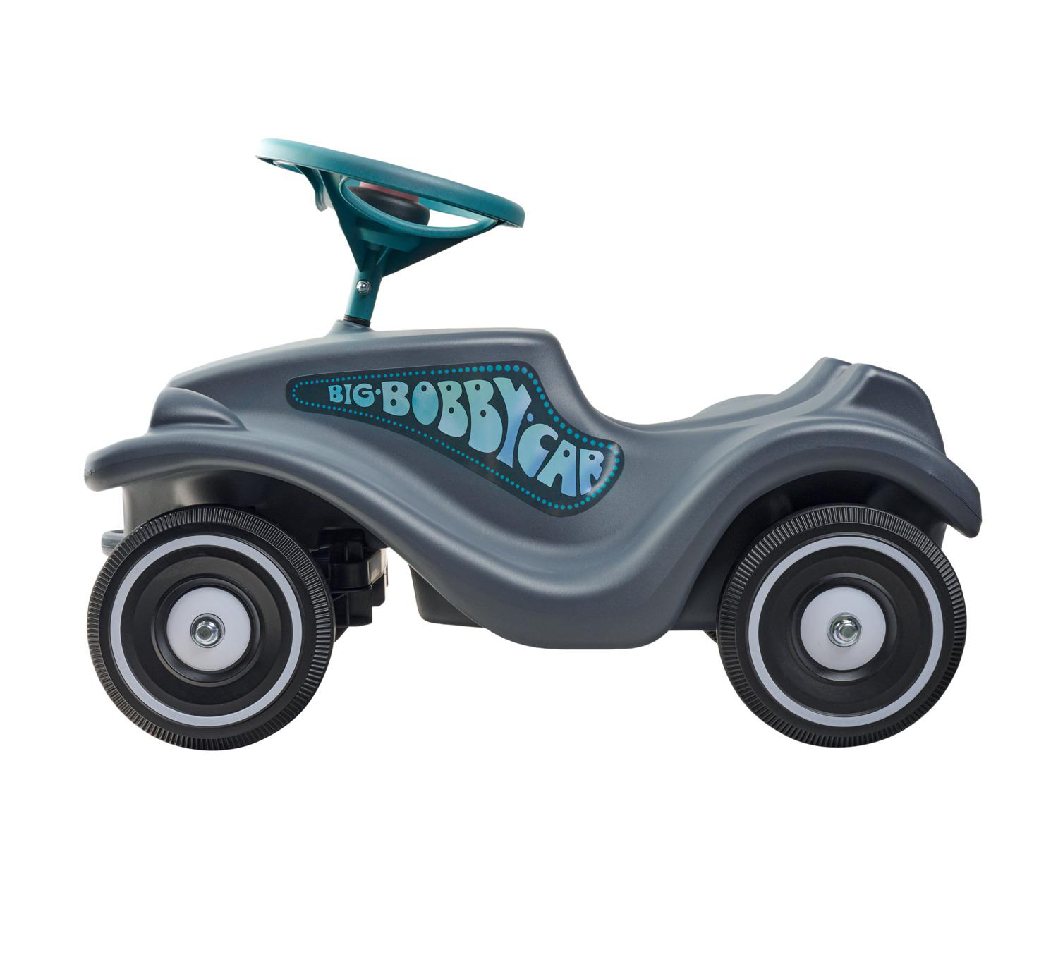 Ein graues Big Bobby Car-Spielzeug mit teal-farbenem Lenkrad und blauem Text. Das Auto hat vier Räder und steht auf weißem Hintergrund.