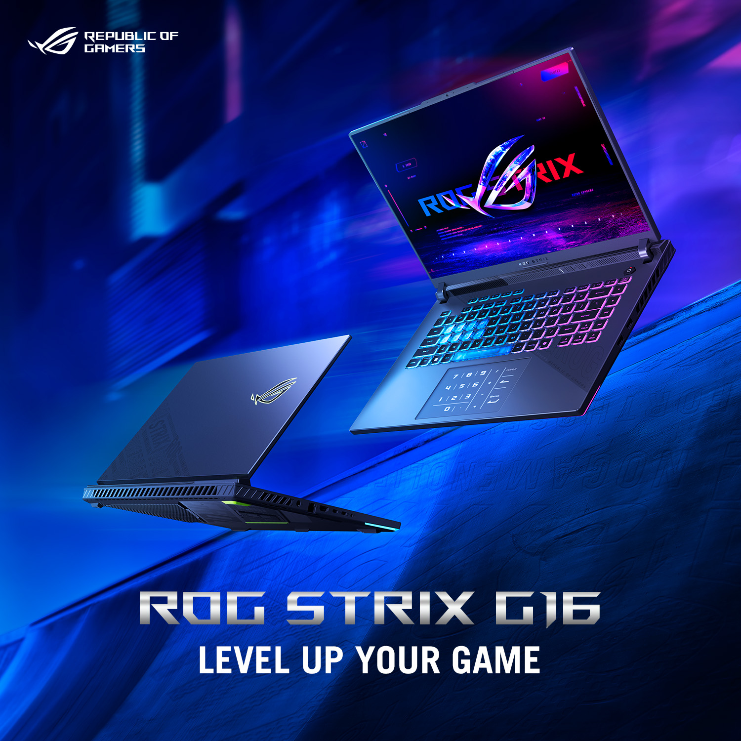 Zwei ROG Strix G16 Laptops auf blauem Hintergrund. Einer geöffnet, Tastatur und Bildschirm zeigend. Text: 'ROG STRIX G16 LEVEL UP YOUR GAME'.