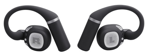 Para czarnych bezprzewodowych słuchawek sportowych. Mają zaczepy na uszy, srebrne akcenty i maskownice głośników. Na białym tle.