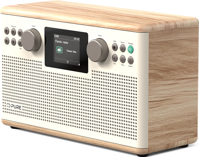 Une radio de couleur crème et bois. Elle possède un écran affichant 'Classic radio'. Les fonctionnalités incluent des boutons, des boutons rotatifs et le logo Pure.