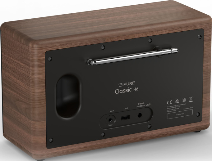Une radio en bois marron avec un panneau arrière noir. Elle a une antenne argentée, des ports et la marque 'Pure Classic H6'.