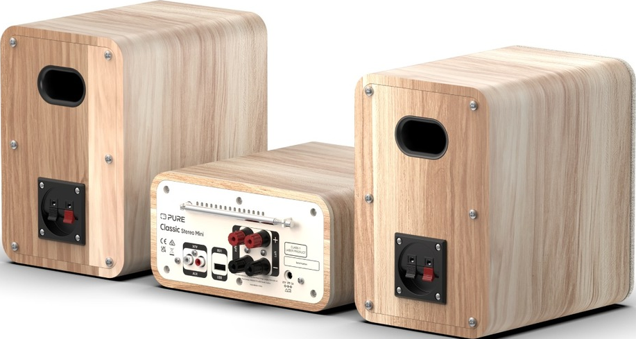 Sistema stereo in legno con tre componenti. Due altoparlanti affiancano un'unità centrale con ingressi e antenna.