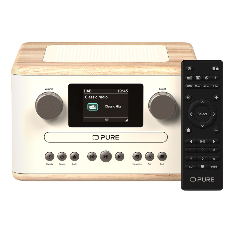 Une radio en bois avec un écran affichant 'Classic radio'. Une télécommande est à droite. Boutons de volume et de sélection visibles.