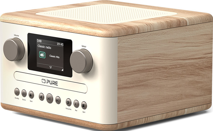Une radio en bois et crème avec un écran affichant 'Classic radio'. Elle possède des boutons pour le volume, la sélection et la lecture.