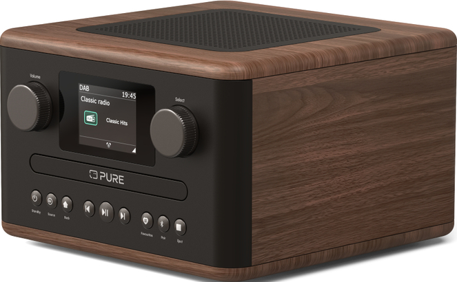 Une radio en bois et noire avec un écran affichant les informations radio, des boutons de volume et de sélection, et des boutons de commande.