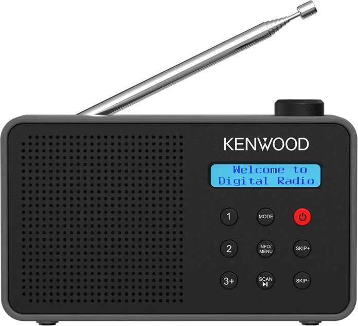 Une radio numérique Kenwood noire avec un écran bleu indiquant 'Welcome to Digital Radio'. Elle possède des boutons et une antenne.