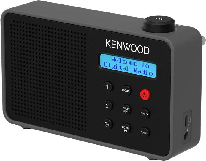 Une radio numérique Kenwood est présentée. Elle possède un écran affichant 'Welcome to Digital Radio'. Des boutons et un cadran sont visibles.