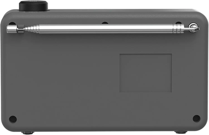 Une radio grise avec une antenne rétractable et un bouton noir sur le dessus. Une zone rectangulaire est à l'avant.
