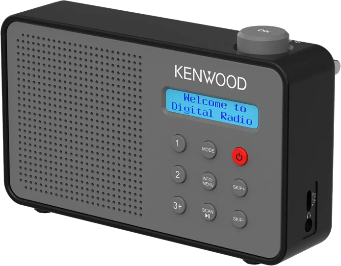 Une radio numérique Kenwood noire avec écran bleu. Elle possède des boutons et une commande rotative. Texte à l'écran : Welcome to Digital Radio.