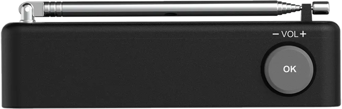 Une radio noire avec une antenne argentée, une commande de volume et un bouton OK. La radio est sur fond noir.