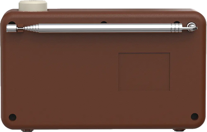 Una radio retrò marrone. Ha un'antenna argentata, una manopola color crema e un'indentazione rettangolare sulla superficie marrone.