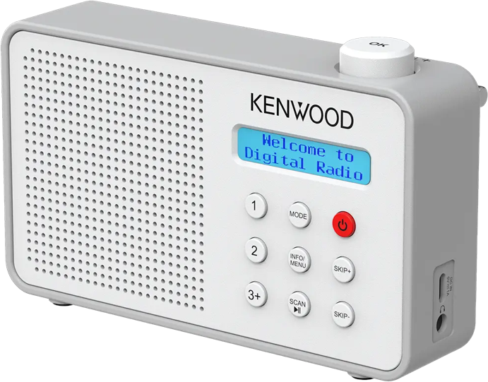 Una radio digitale Kenwood bianca con uno schermo che mostra 'Welcome to Digital Radio'. Ha pulsanti e un quadrante.
