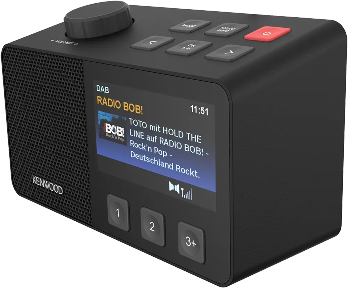 Radio Kenwood noire avec un écran affichant 'RADIO BOB!'. Boutons mode, menu et marche/arrêt visibles. La radio est sur une surface.