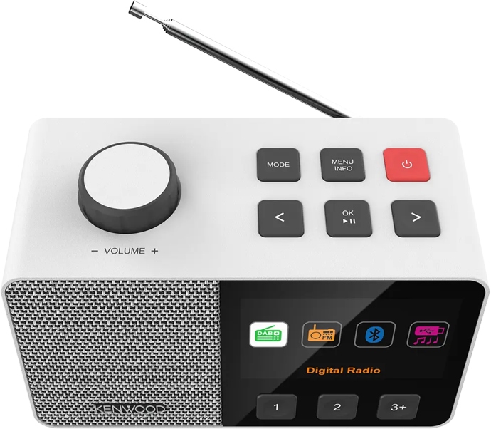 Radio numérique blanche avec antenne, boutons et écran affichant les icônes DAB, FM, Bluetooth. Bouton de volume, logo Kenwood et boutons numériques.